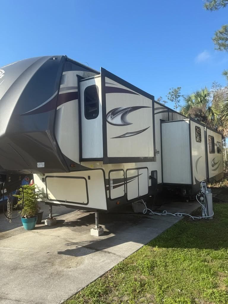 Fifth-wheel RV delivered door-to-door
